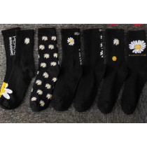 小雛菊刺繡中筒潮襪 （6入一組）